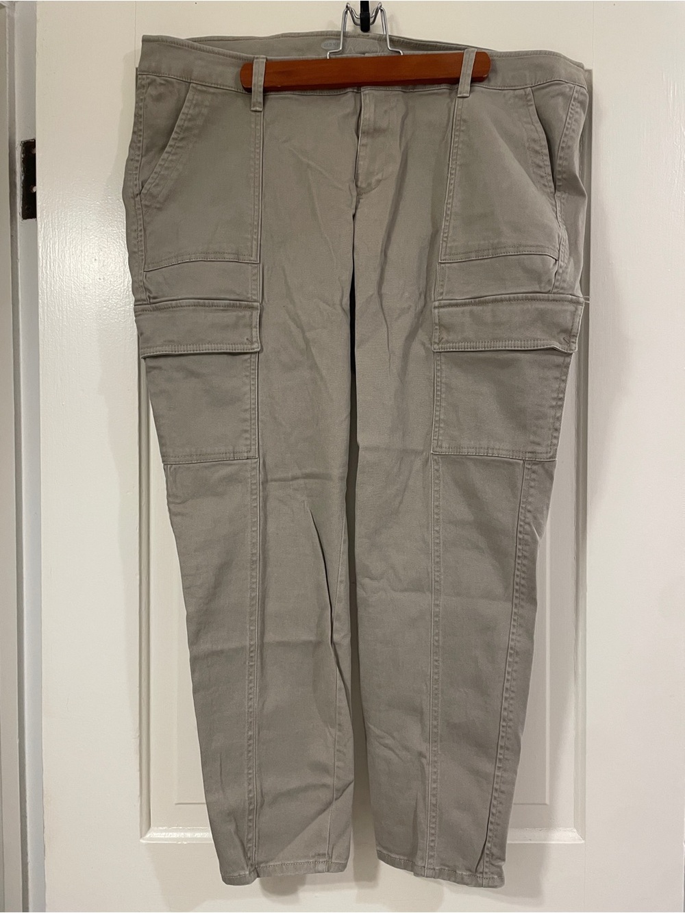 Old Navy Ankle Cargo Pants in Light Greige